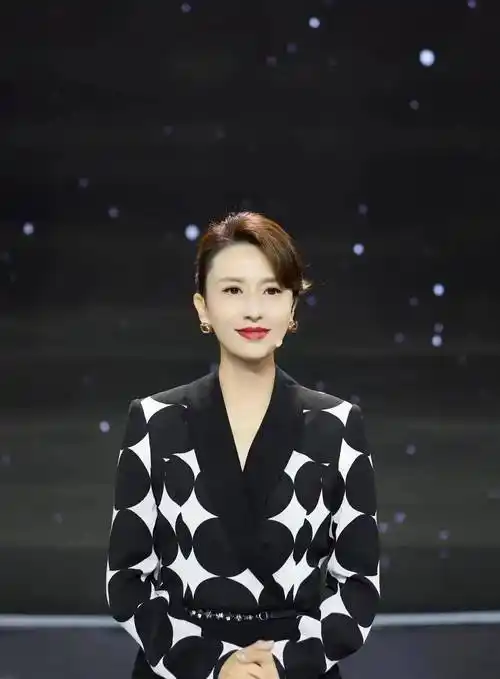 央视张蕾突然发文离职,众多网友不舍,16年主持生涯留下三大遗憾