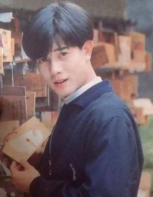 郭富城年轻时三七分配毛衣真帅,与妻子方媛压马路身高是"硬伤"