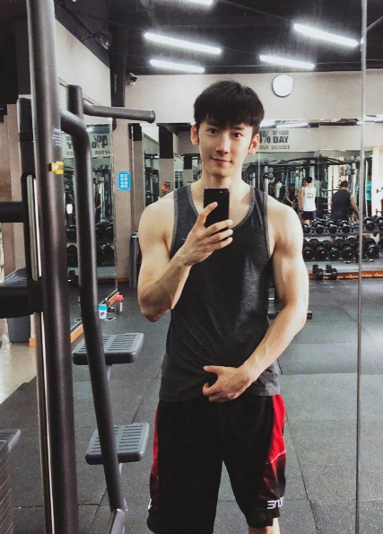 《枕上书》演员生活照:刘芮麟在剧中饰演的是魔君,在生活中的他应该是