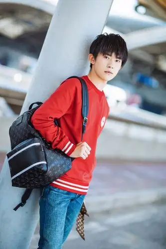 易烊千玺最新机场街拍曝光 开启丹麦童话行