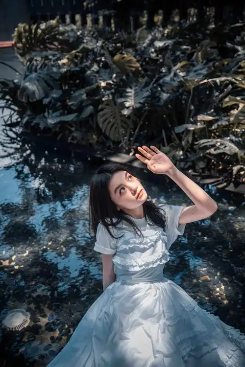 搜狐娱乐讯 2021年5月1日,春夏一组春日写真曝光.1/9