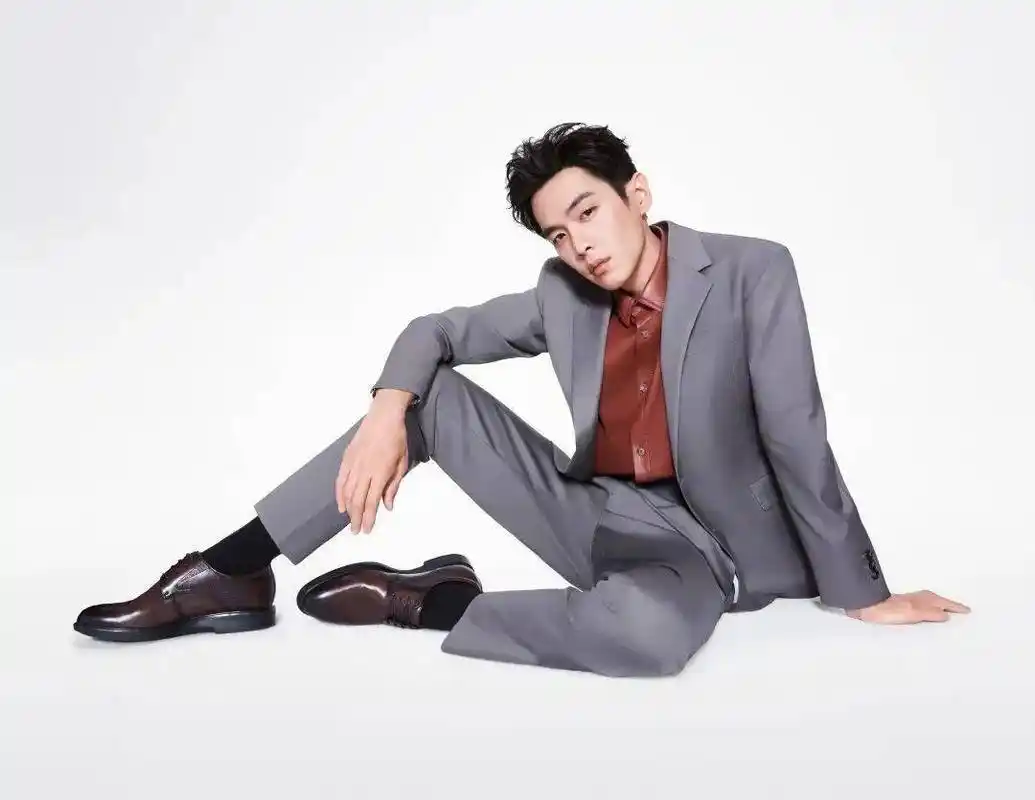 杨幂代言思加图;nike与王逢陈联名;巴黎世家全新机车靴引热议;vans"