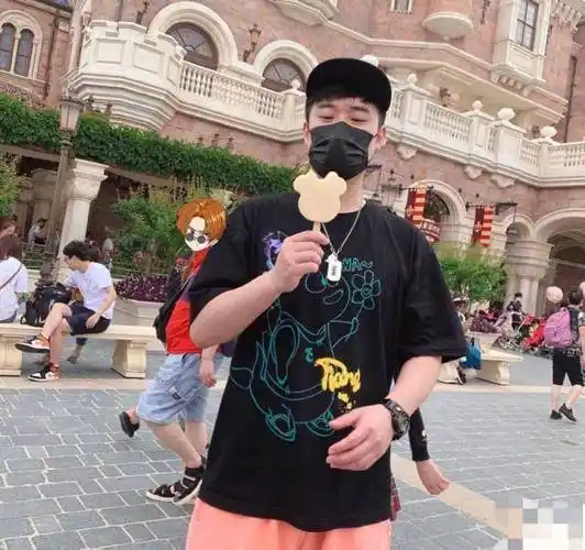 原创陈赫大女儿身高已到爸爸腰部穿小黄裙逛游乐场嘴唇鼻子神似陈赫