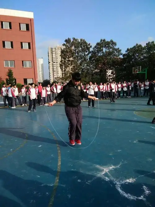 这个孩子跳绳动作轻如燕,虽然身子有些沉,可平时阳光体育活动练得多