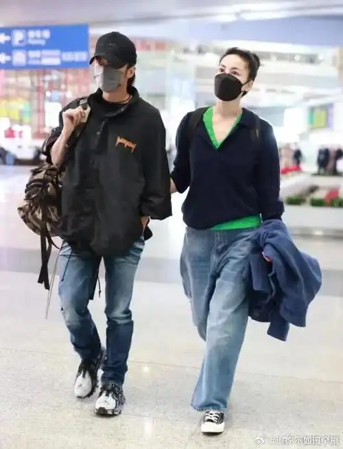 海关战线香港首映王菲看谢霆锋的眼神##海关战线首映礼王菲谢霆骀