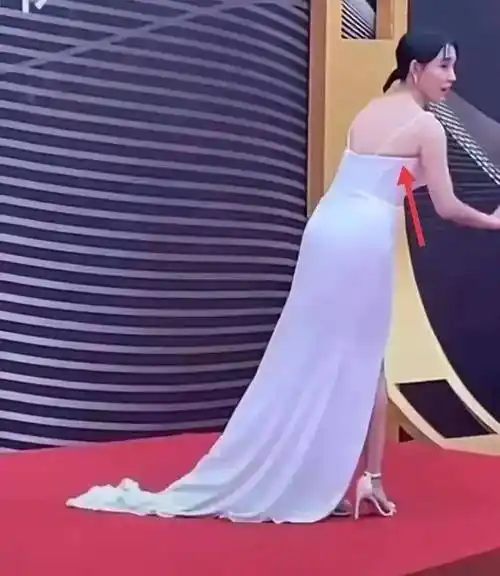 女明星的肚子有多爱p?大肚腩秒变水蛇腰,连刘亦菲也是"照骗"