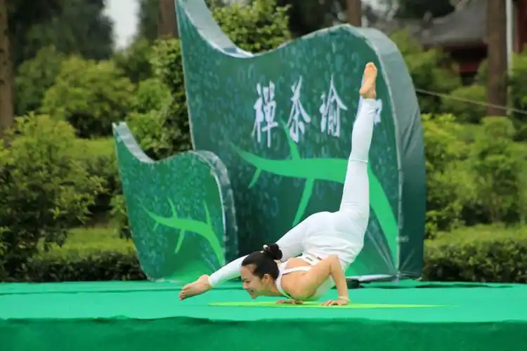 瑜伽高手表演