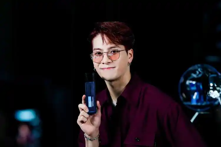 王嘉尔酷炫出击 独「嘉」型男主场 尽在欧莱雅男士"水能2.