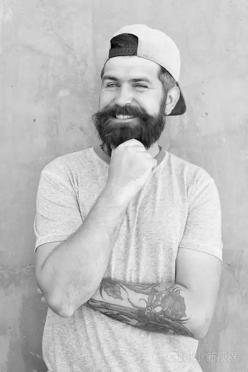 酷时髦的胡子戴着时髦的帽子.理发沙龙和面部护发.时髦的生活方式.