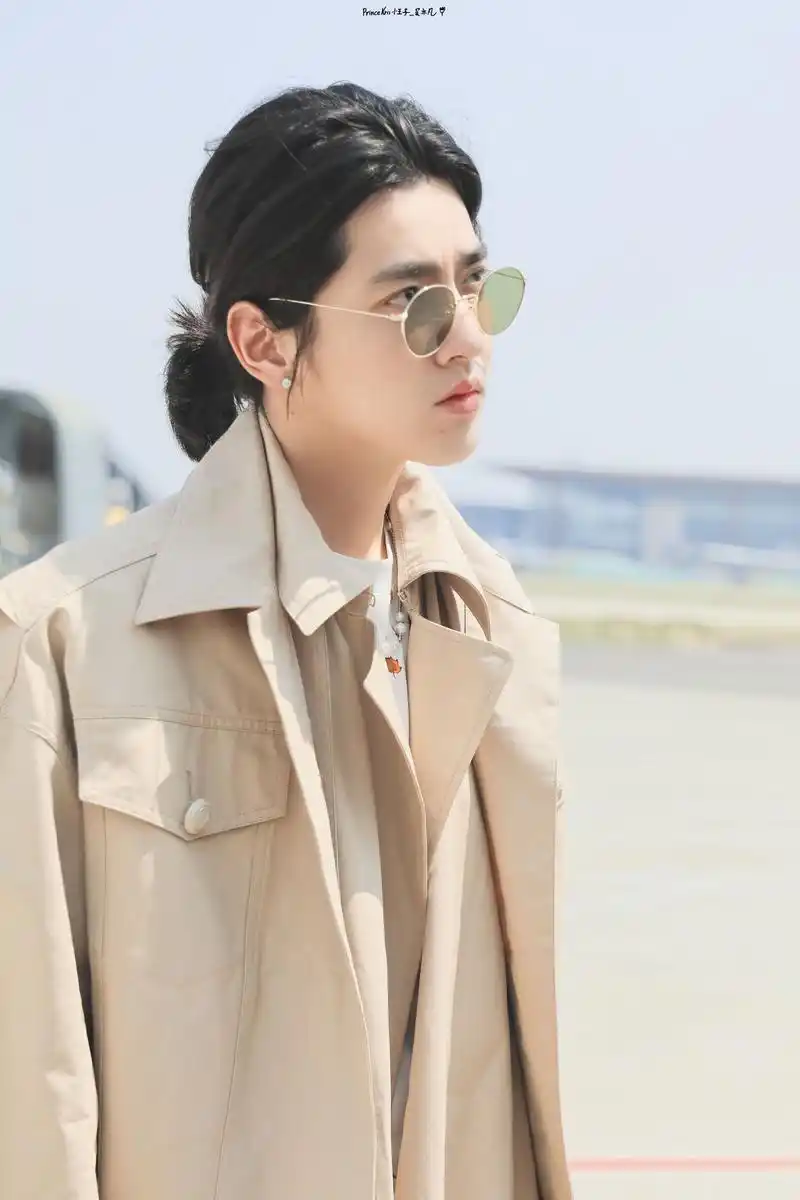 小超人吴亦凡今日机场图来啦 穿着帅气风衣仿佛行走的画报