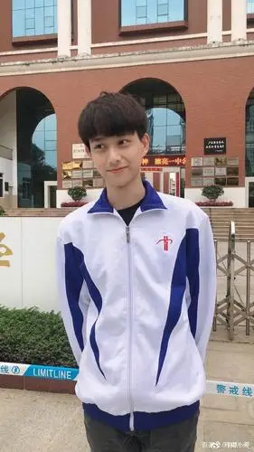 每当看到家中相框中,高中时期拍的照片,穿着校服,随意的发型,青涩的