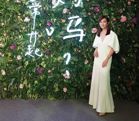 41岁梁静茹穿白裙气质好温柔,155cm身高走清新范儿,一点不显老