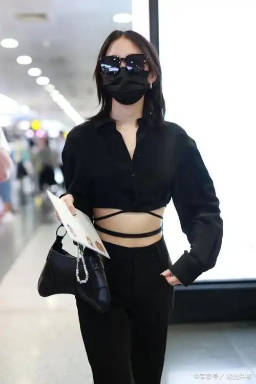 孟美岐现身北京机场!黑色交叉绑带短衬衫搭黑裤子,简直太美了!