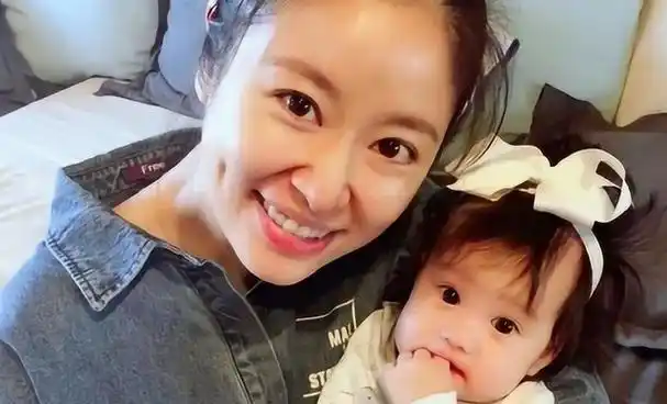 林心如女儿照片曝光,长相精致酷似她爸,网友:以后不出道可惜了