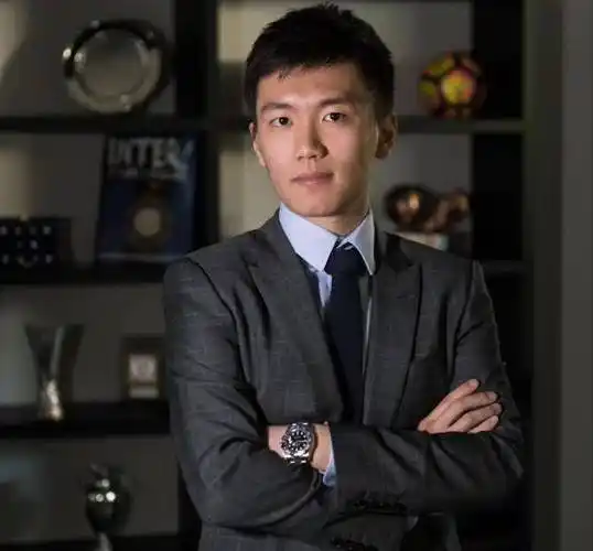 他是苏宁太子爷,与王思聪抢风头,25岁执掌国米,28岁收购家乐福_康阳