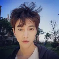 自拍头像男15岁的帅气男孩【点击鼠标右键下载】