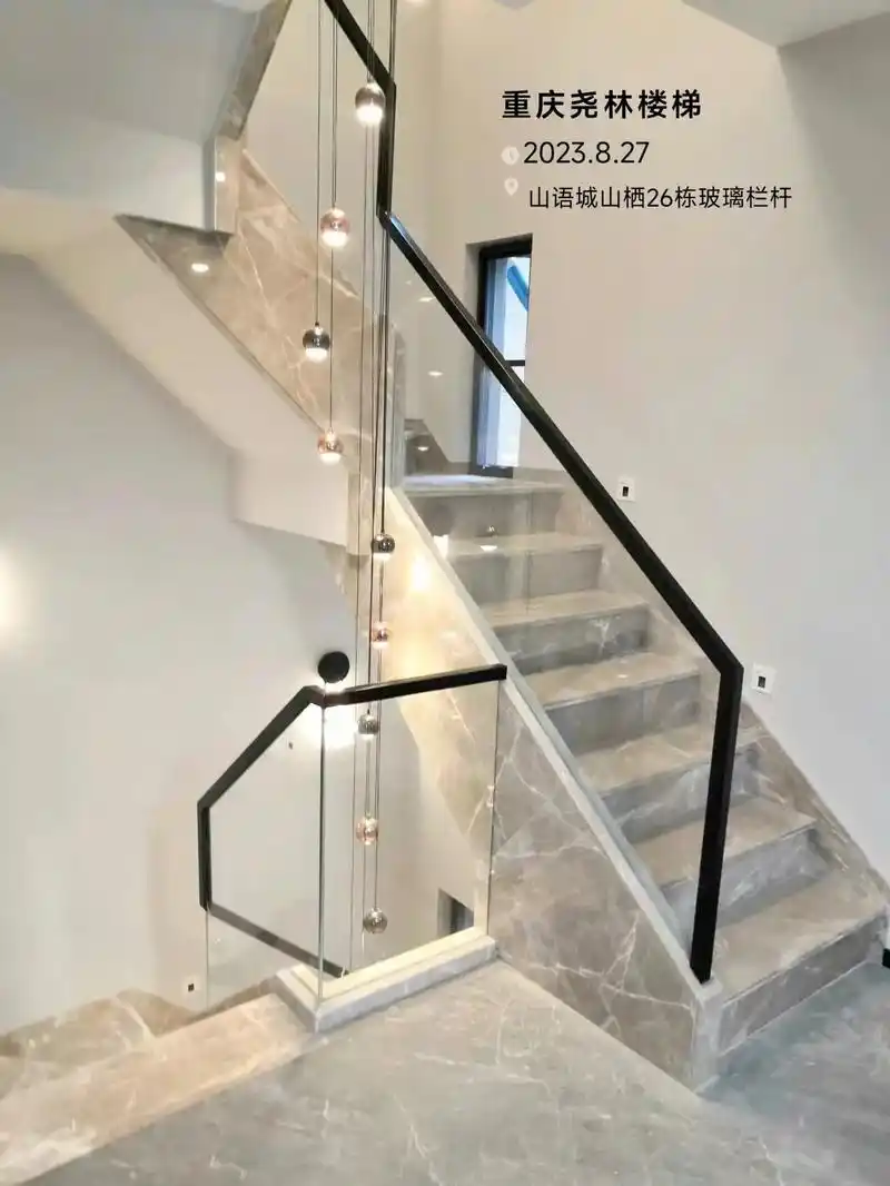 玻璃栏杆.山语城山栖26栋玻璃栏杆,钢槽 木基础 玻璃木扶手 - 抖音