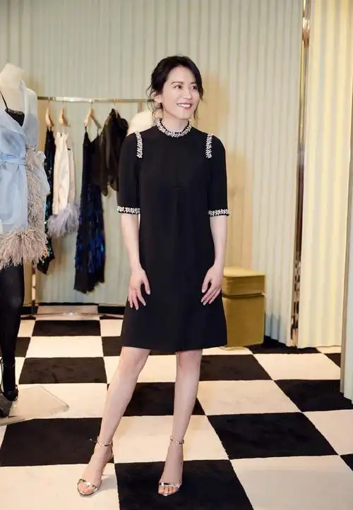 俞飞鸿黑色连衣裙搭配银色高跟鞋,笑容大方尽显女神范
