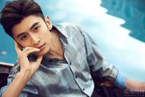 张云龙写真大片身材比例完美 衣领大开走痞帅风