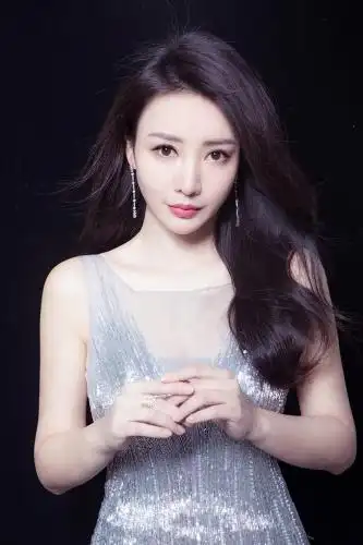 在红毯上,柳岩身穿一袭银色鱼尾长裙亮相,大气典雅女人味十足,获大批