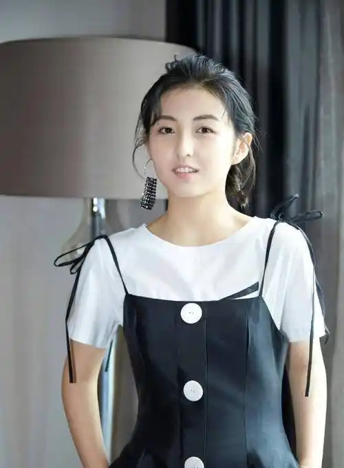 原创不到18岁的妹妹张子枫除了会演戏穿衣搭配功力也很了得