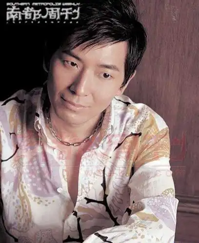 戴军一直被传是何炅的断背对象,直至2007年快男期间,传因第三者