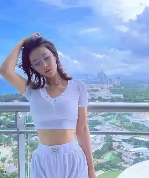 张馨予这身材太丰满了|模特_网易订阅