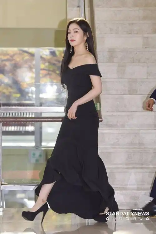 redvelvet的irene裴珠泫黑色西装露肩礼服黑衣大全