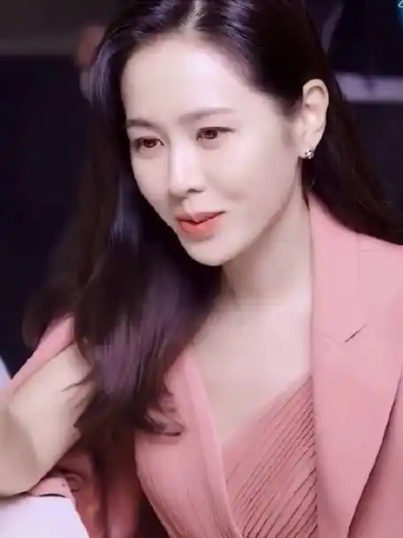 孙艺珍礼服红毯时尚走秀