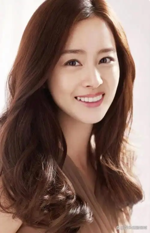 韩国美女当中我最先喜欢的人就是金泰熙.