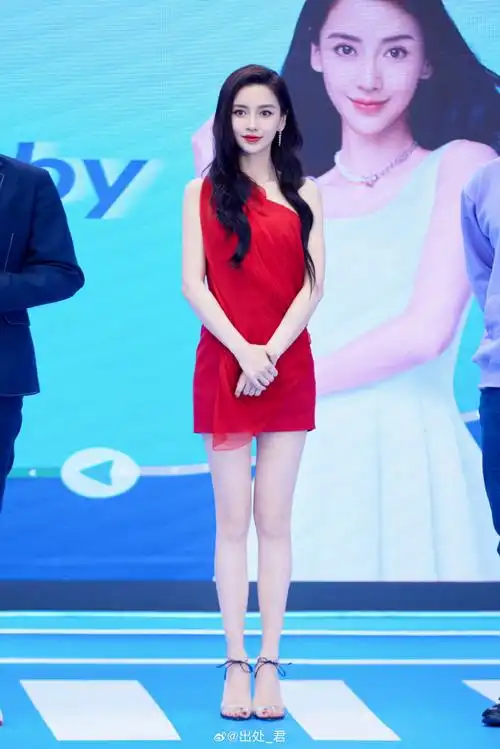 发现美图杨颖2021年滴滴直播活动造型  好像一个芭比