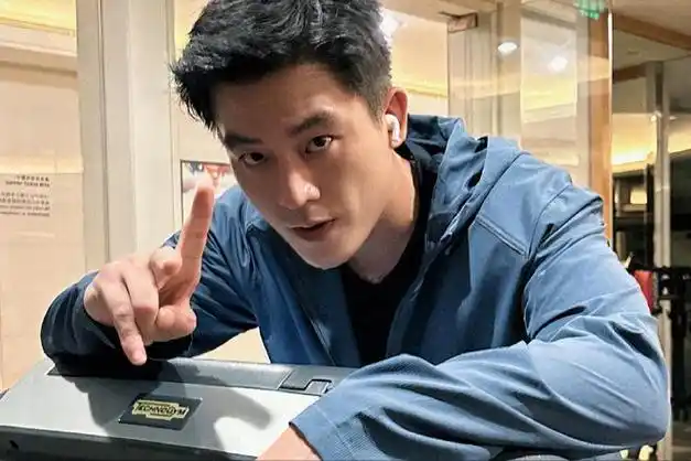 唱歌出道的欧豪成演艺界拼命三郎28岁成就百亿票房被群嘲