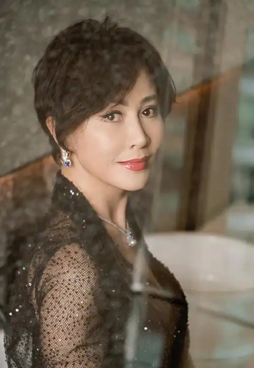 刘嘉玲在社交平台上晒出一组自己穿深v黑纱长裙的写真图,照片中,她摆