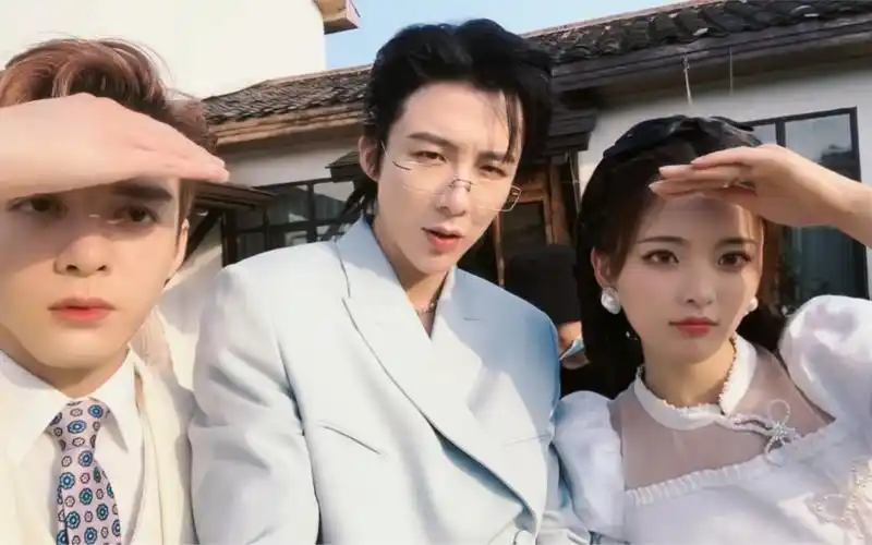 杨超越刘宇宁曾舜晞三人免费的杂志大片快来看