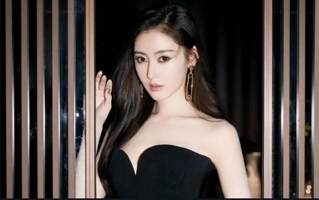 近日,杨洋新戏的"老婆"一角换人,原定金晨出演被张天爱截胡,引发网友