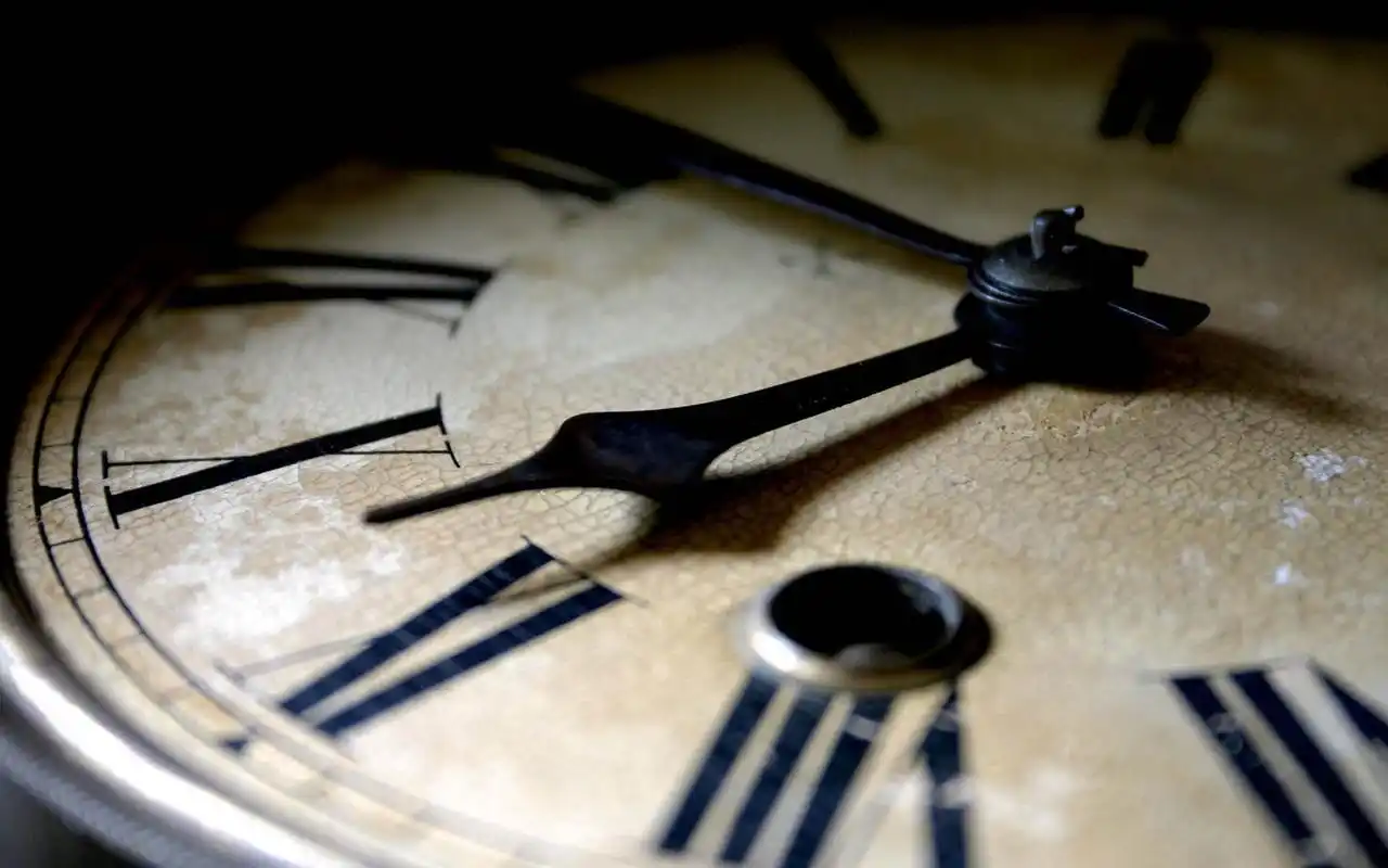 复古时钟创意图片高清桌面壁纸