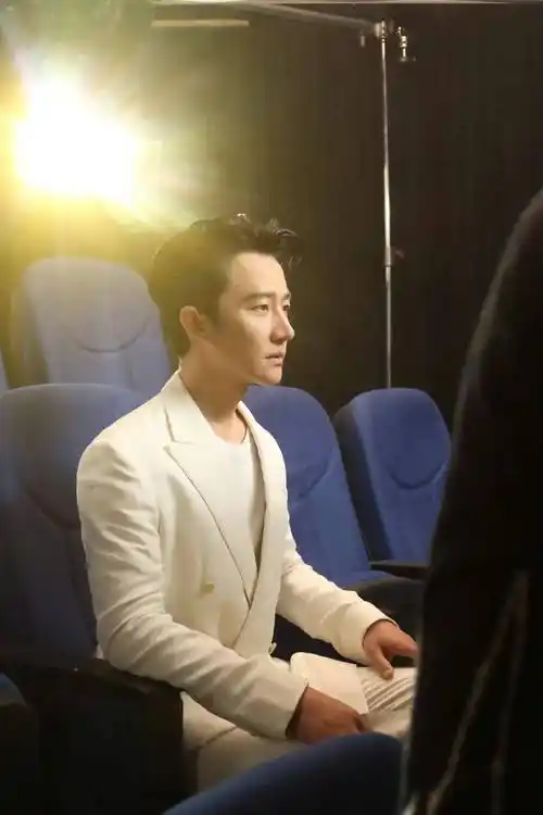 黄轩时尚写真:绅士风度,魅力男神