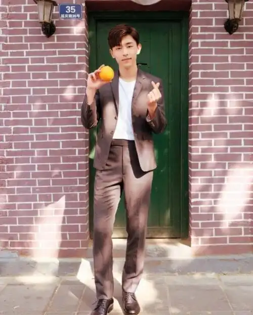 邓伦的颜值有多高?当看到路人镜头下的他:给p图师耽误了
