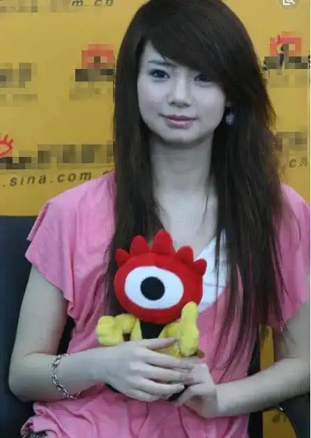 无意中看到戚薇早年的照片和现在对比一下变化真是大啊