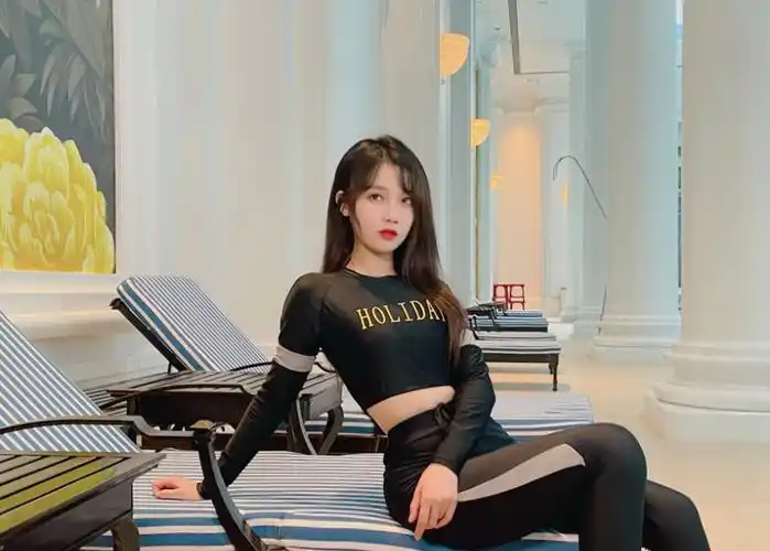 原创宋昕冉在泳池边拍冲浪照穿黑色健身裤秀身材网友拍得很逼真