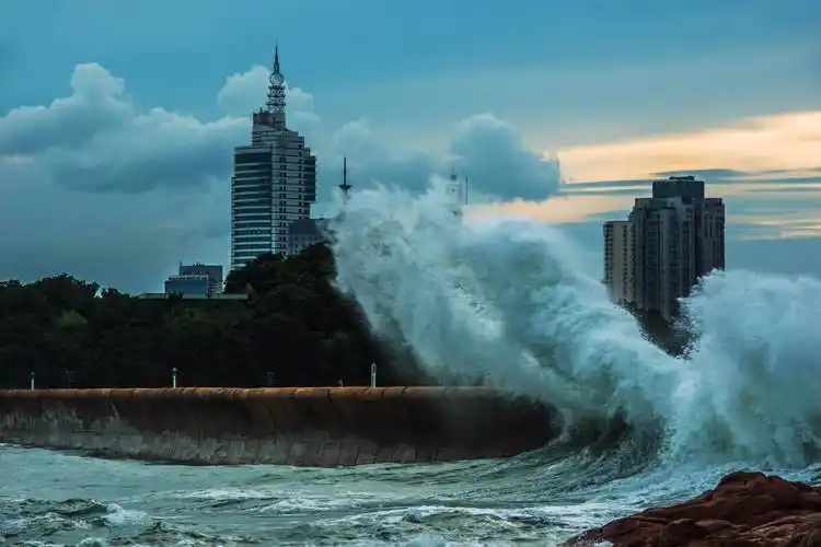 海浪冲天拍摄于青岛