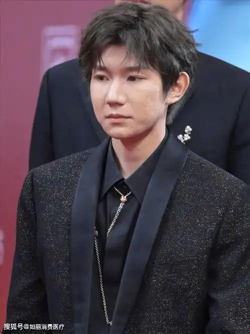 他真的才22岁吗?42的谢霆锋,白发帅哥杀疯了.45周岁的