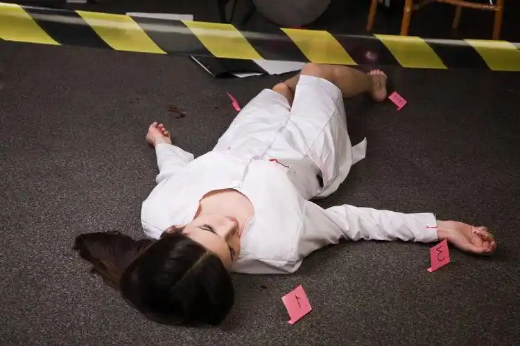 正在犯罪现场拍照的法医