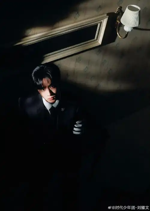 时代少年团-刘耀文身穿全套thom browne亮相#2024中国电影大数据荣誉