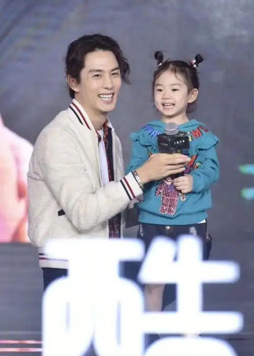 李承铉带lucky出席活动捞金,小家伙躺爸爸怀里样子可爱极了_网易订阅