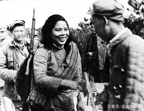 抗战时八路军女游击队长照,气质果然不一样,图3骑马的样子很帅