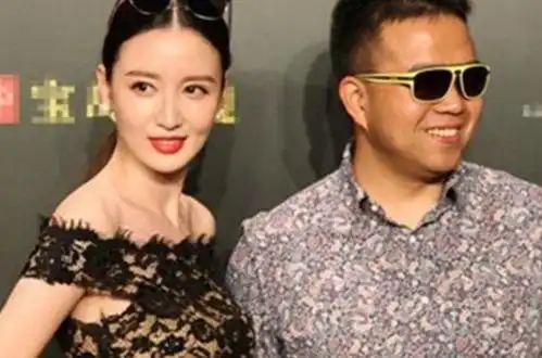 险走光!张萌走红毯香肩细腰,妩媚迷人,肩带意外断开急捂尬笑