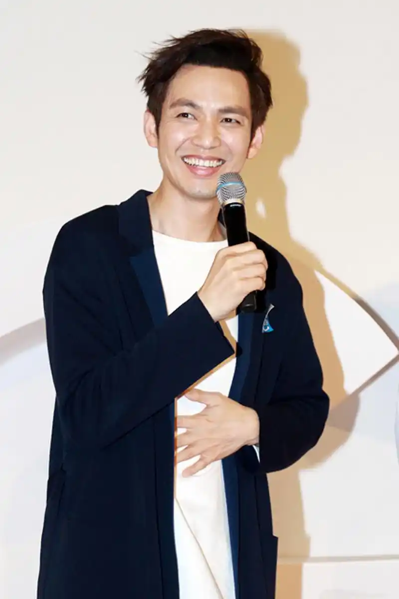 短寸飞机头发型易搭配不同服饰,既适合休闲也适合正式场合.