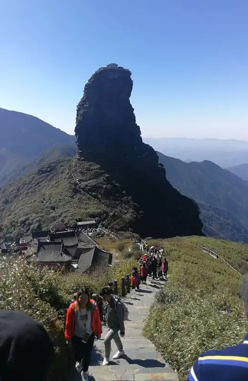 梵净山的老金顶,是被称作世界上最险要的那个顶.