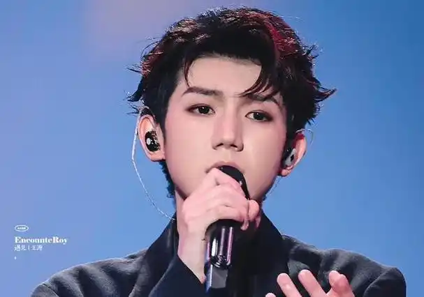 240104 王源烟熏妆惊艳亮相,美如画作引粉丝热议